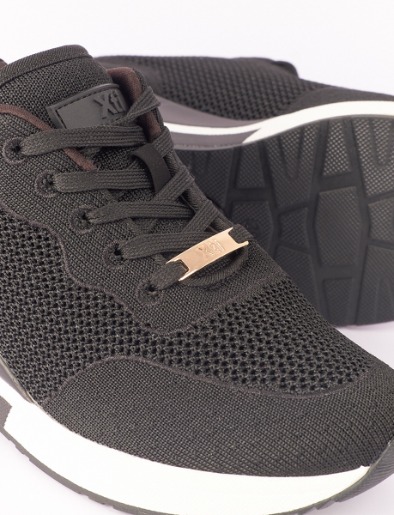 Sneaker Negro con Cordones