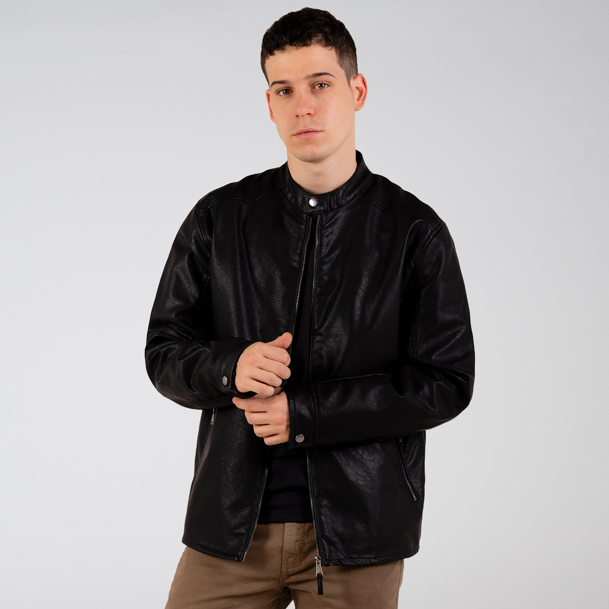 Chaqueta negra efecto piel