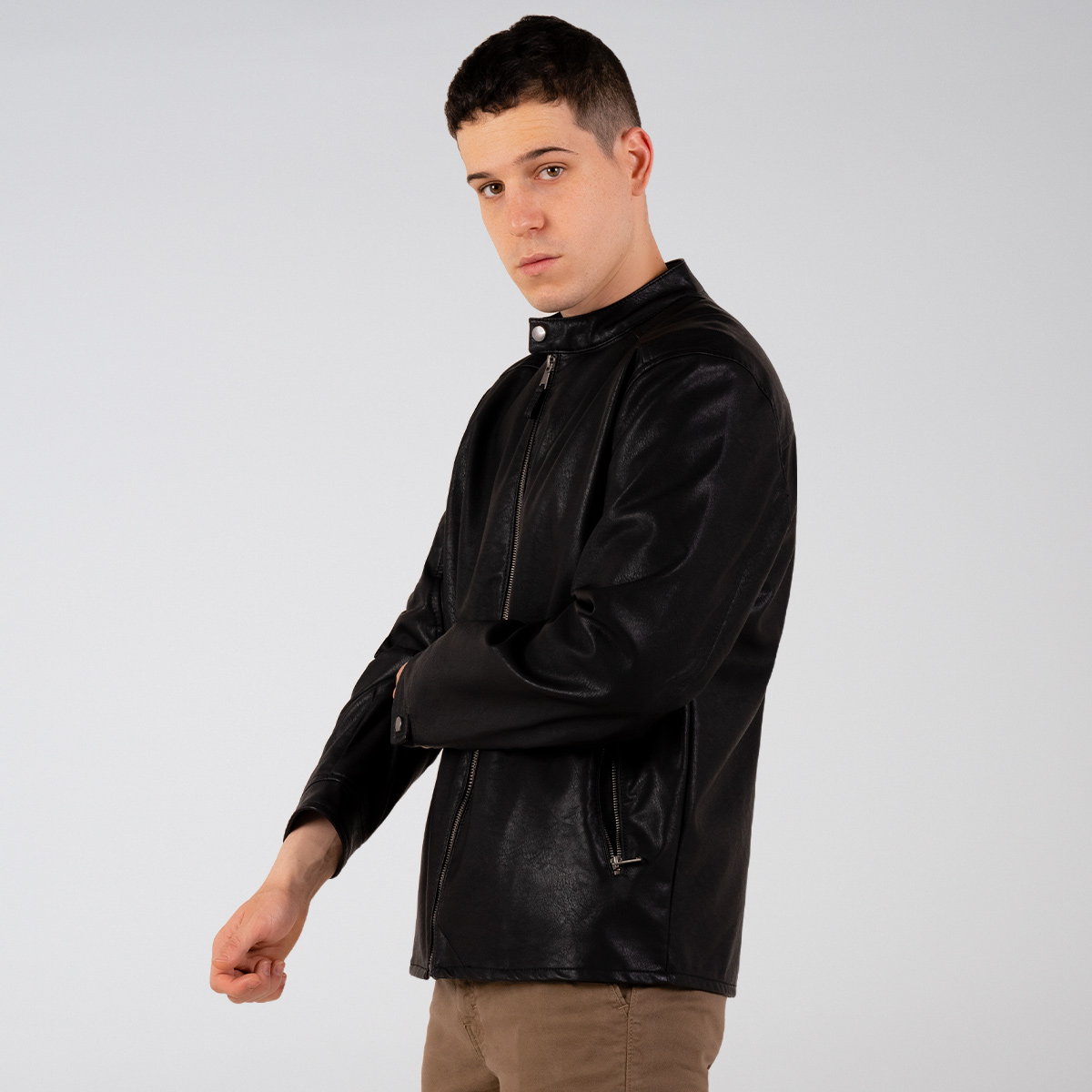 Chaqueta negra efecto piel