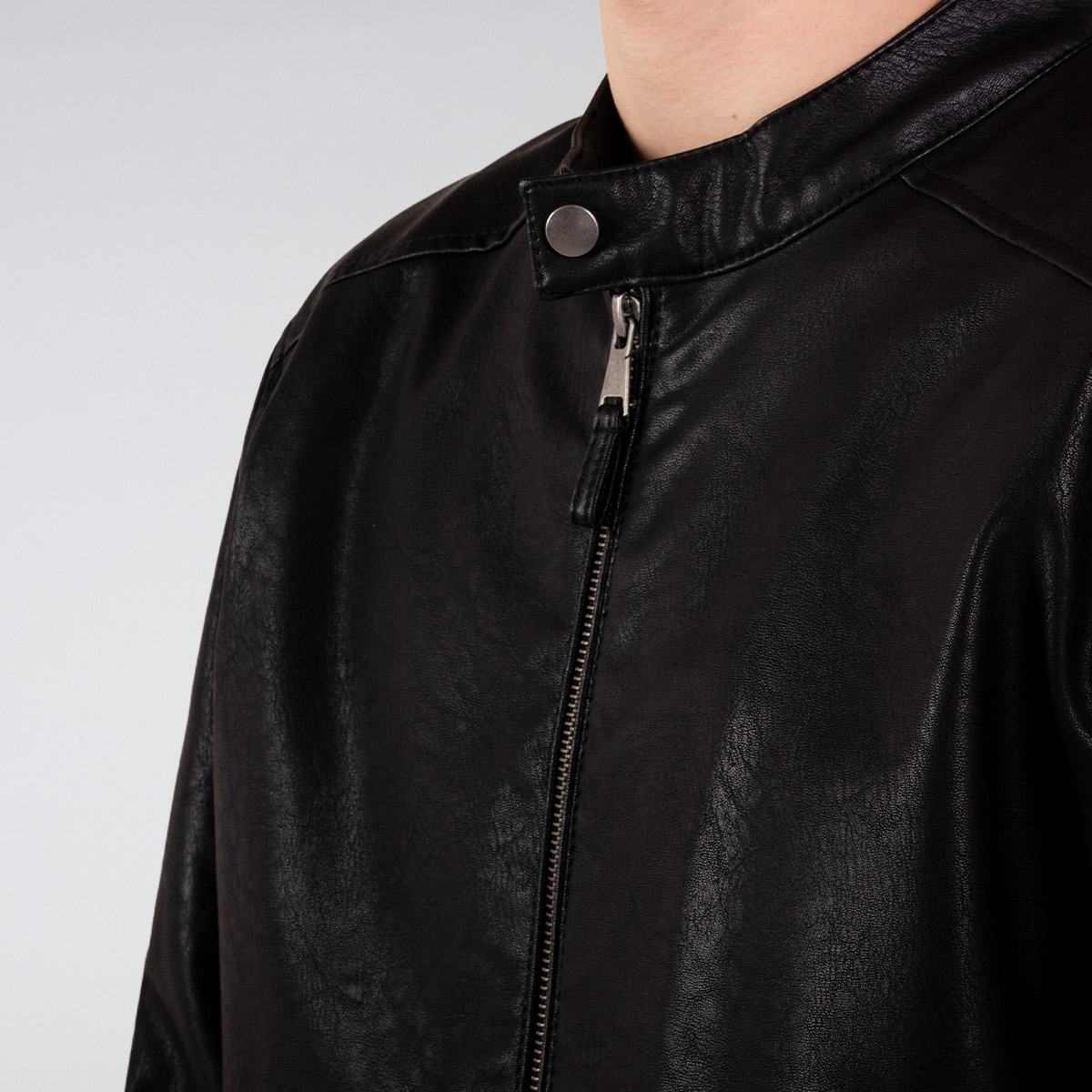 Chaqueta negra efecto piel