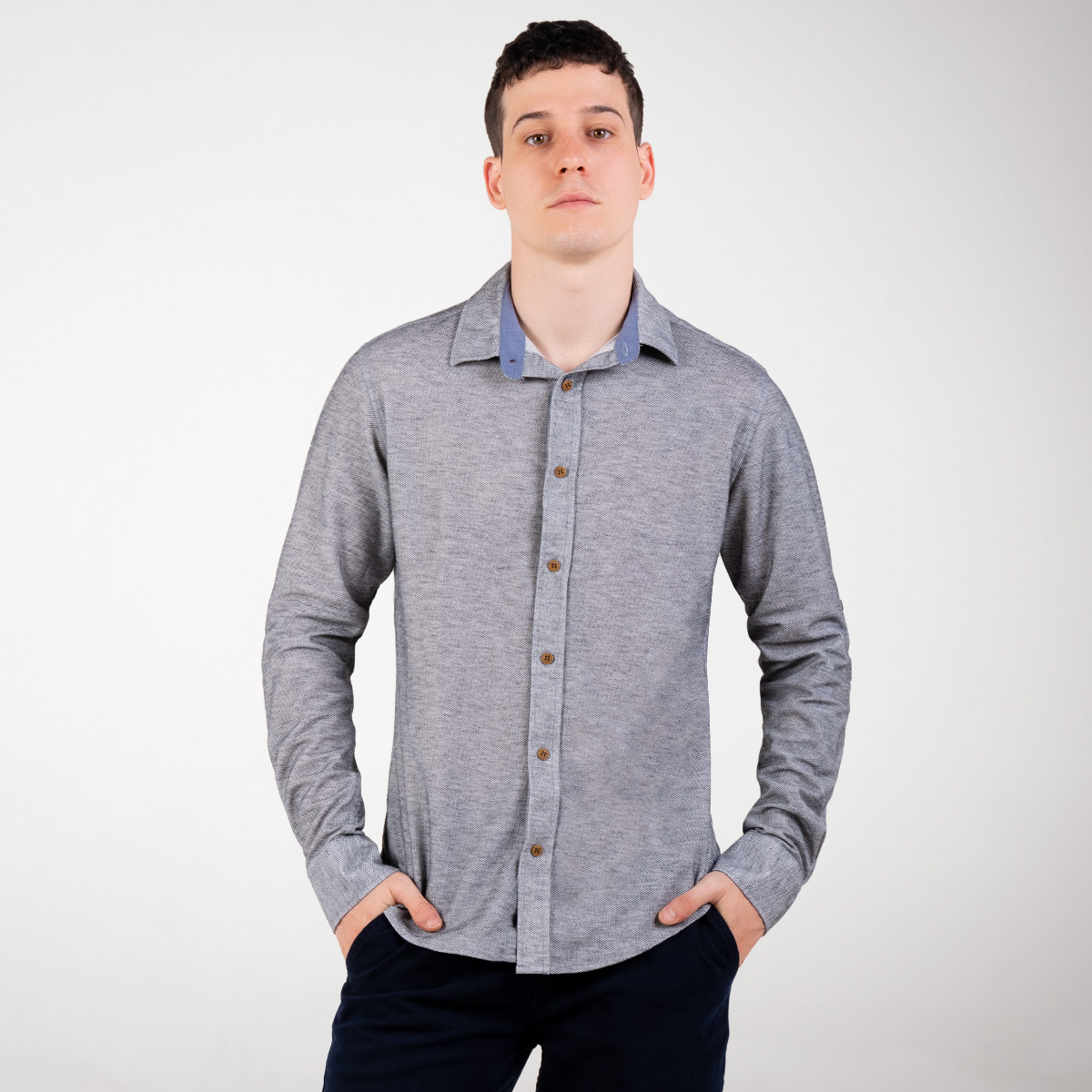 Camisa con parches en codos