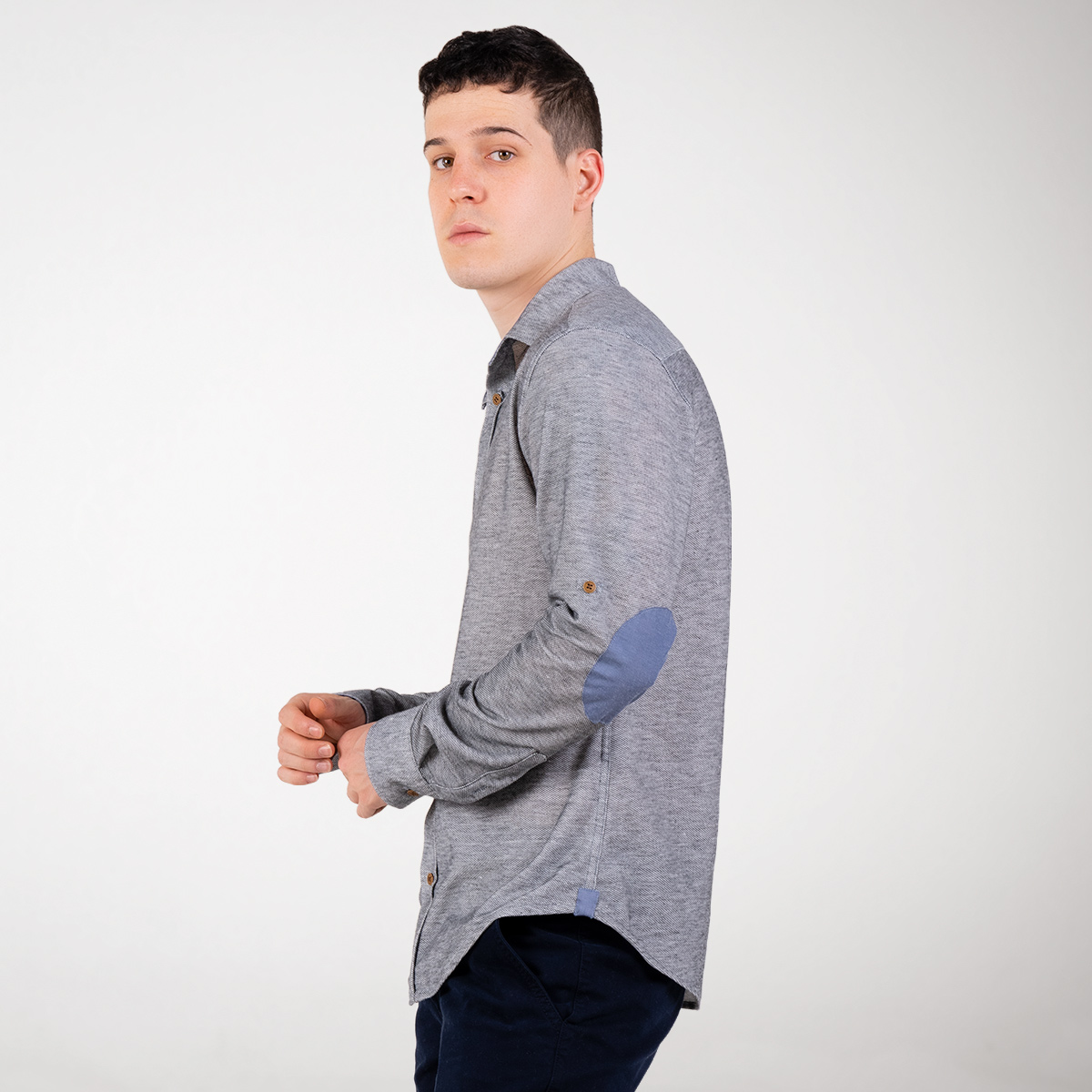 Camisa con parches en codos