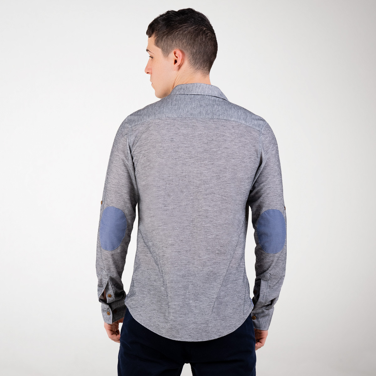 Camisa con parches en codos