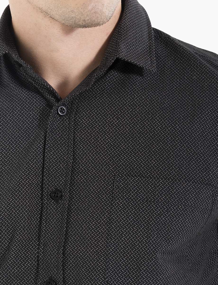 Camisa negra con mini prints puntos