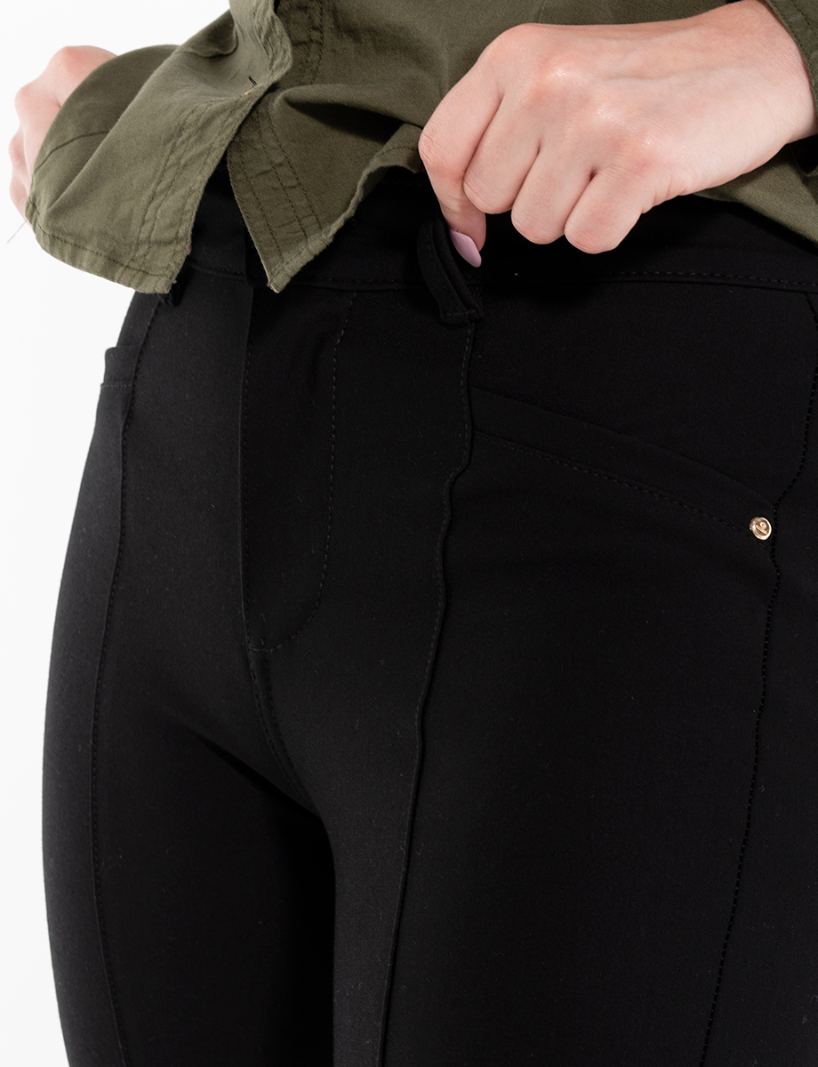 Pantalón unicolor con vena