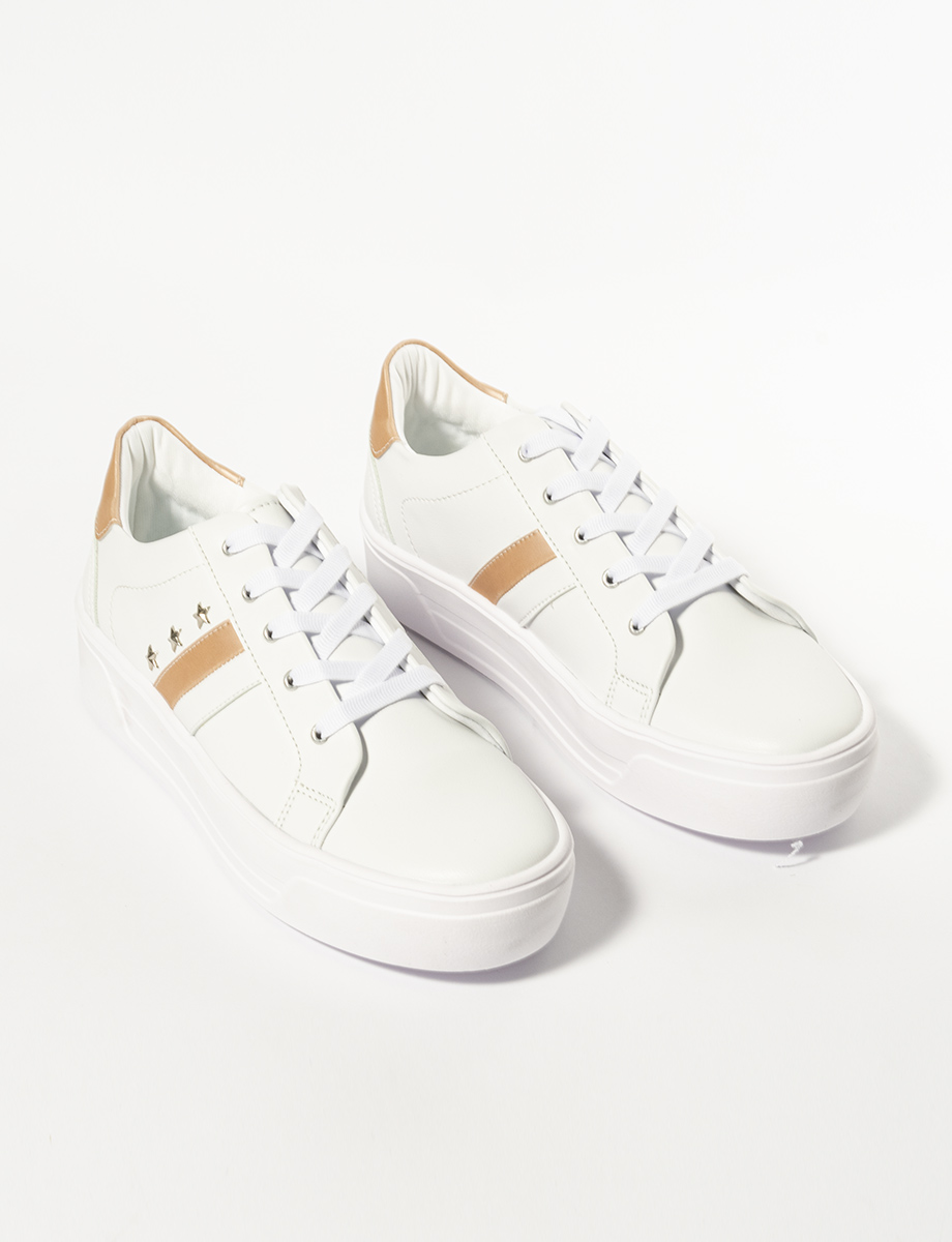 Zapato casual blanco con apliques