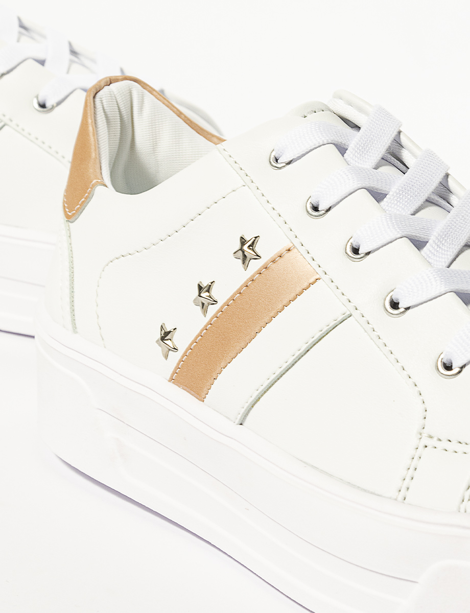 Zapato casual blanco con apliques