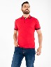 Polo rojo con franjas azul