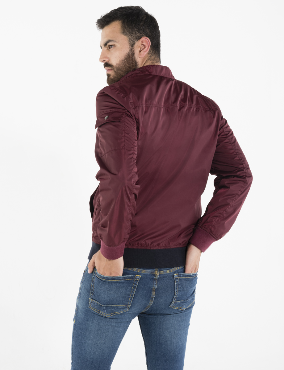 Chaqueta con cierre frontal vino