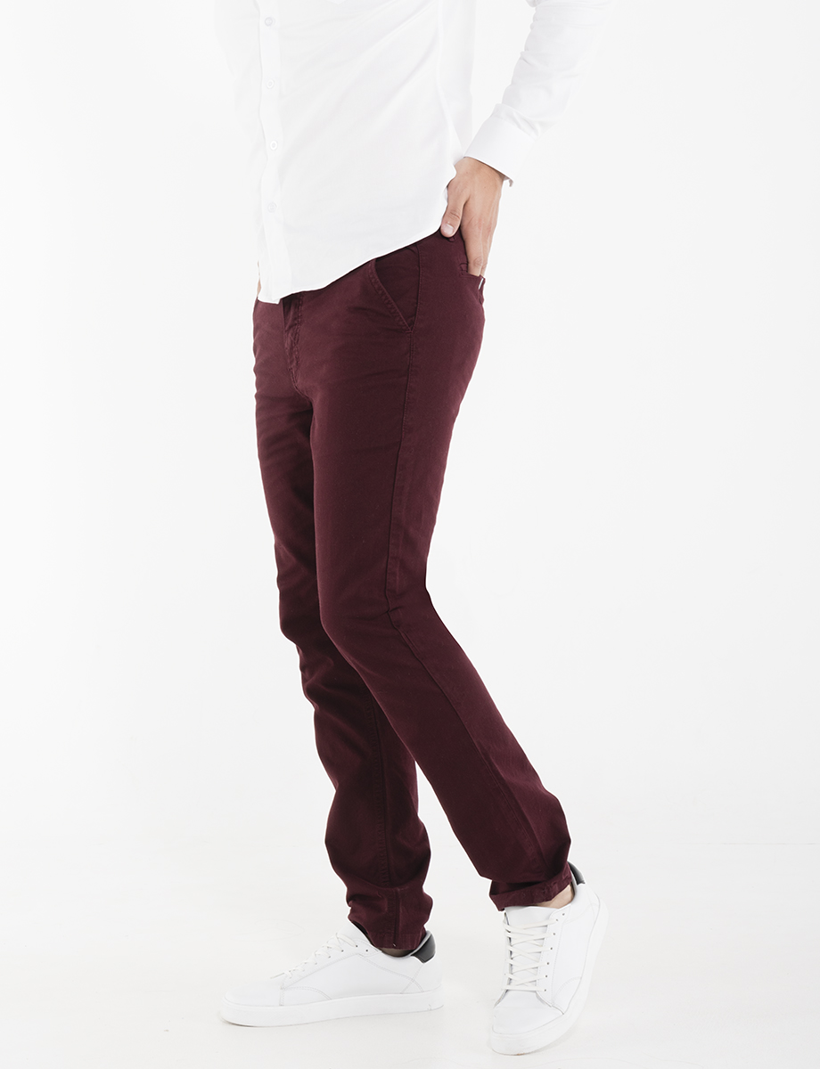 Pantalón chino color vino