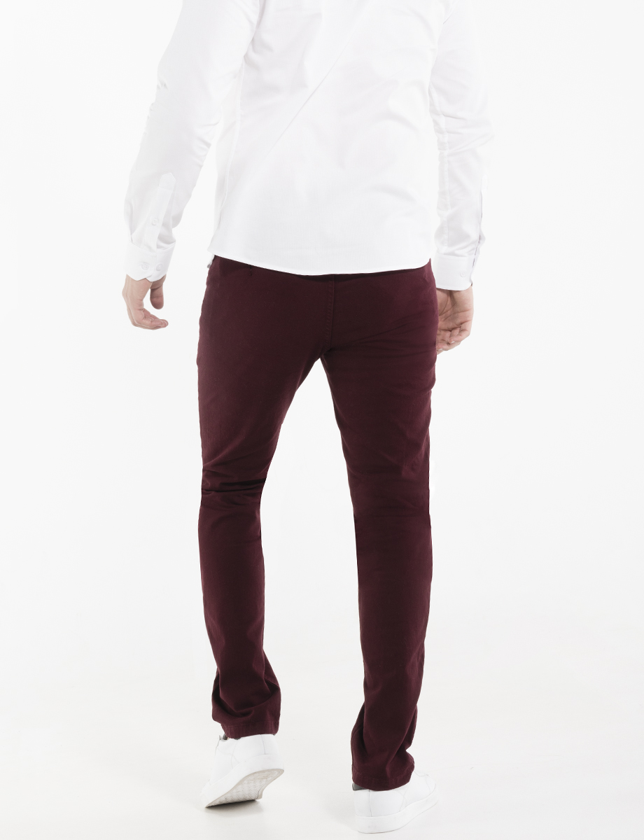 Pantalón chino color vino