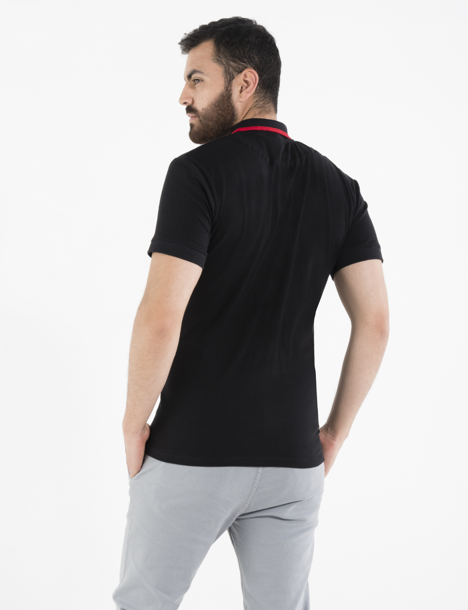 Polo con franjas rojas