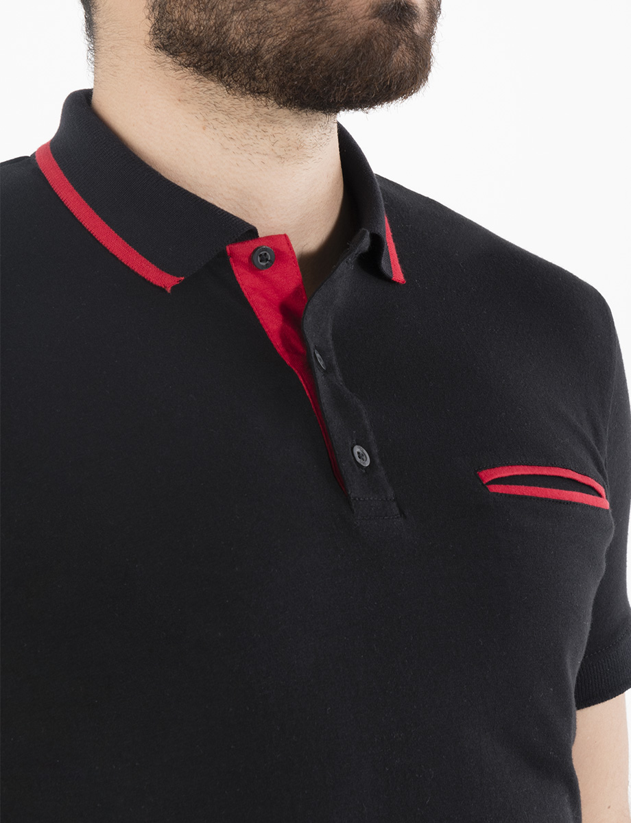 Polo con franjas rojas