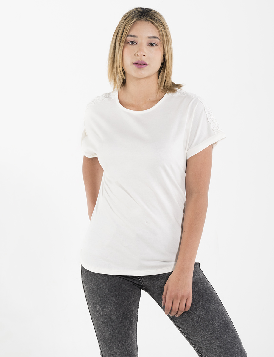 Camiseta blanca detalle de encaje
