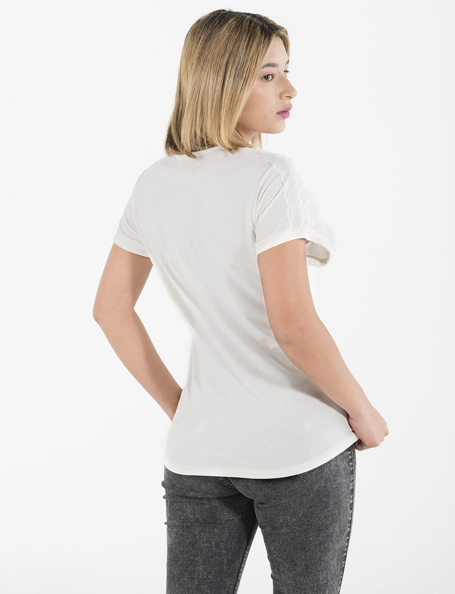 Camiseta blanca detalle de encaje