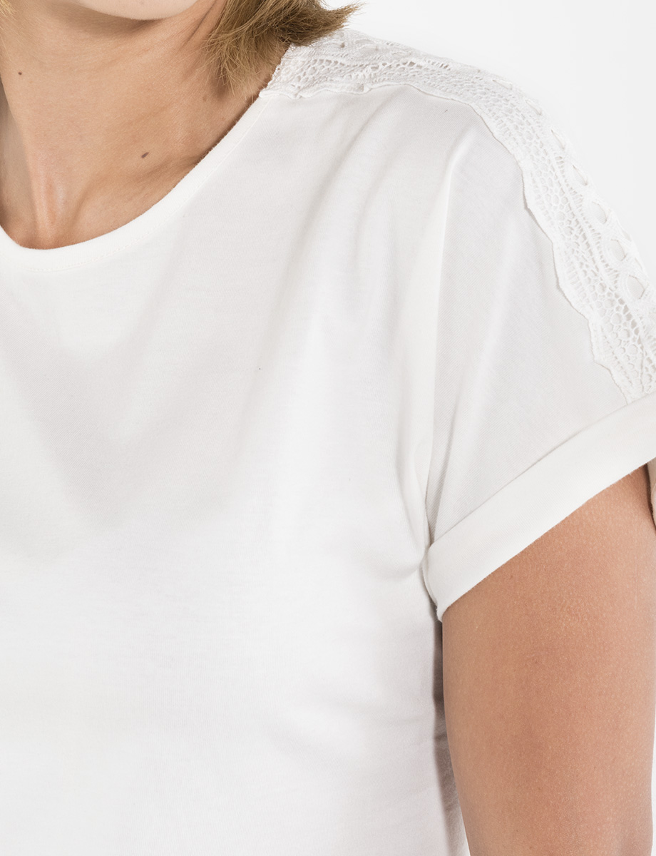 Camiseta blanca detalle de encaje