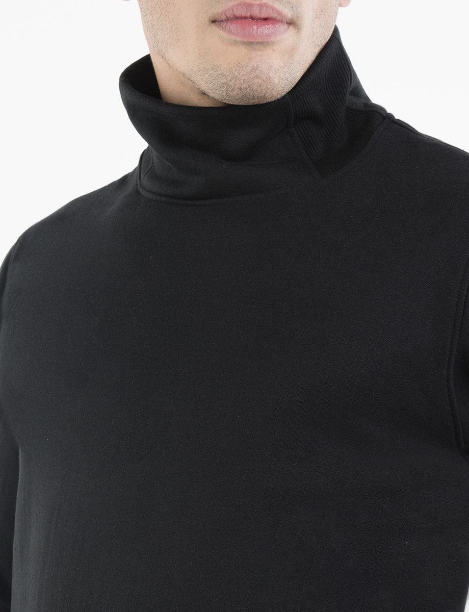 Chompa cuello alto negra