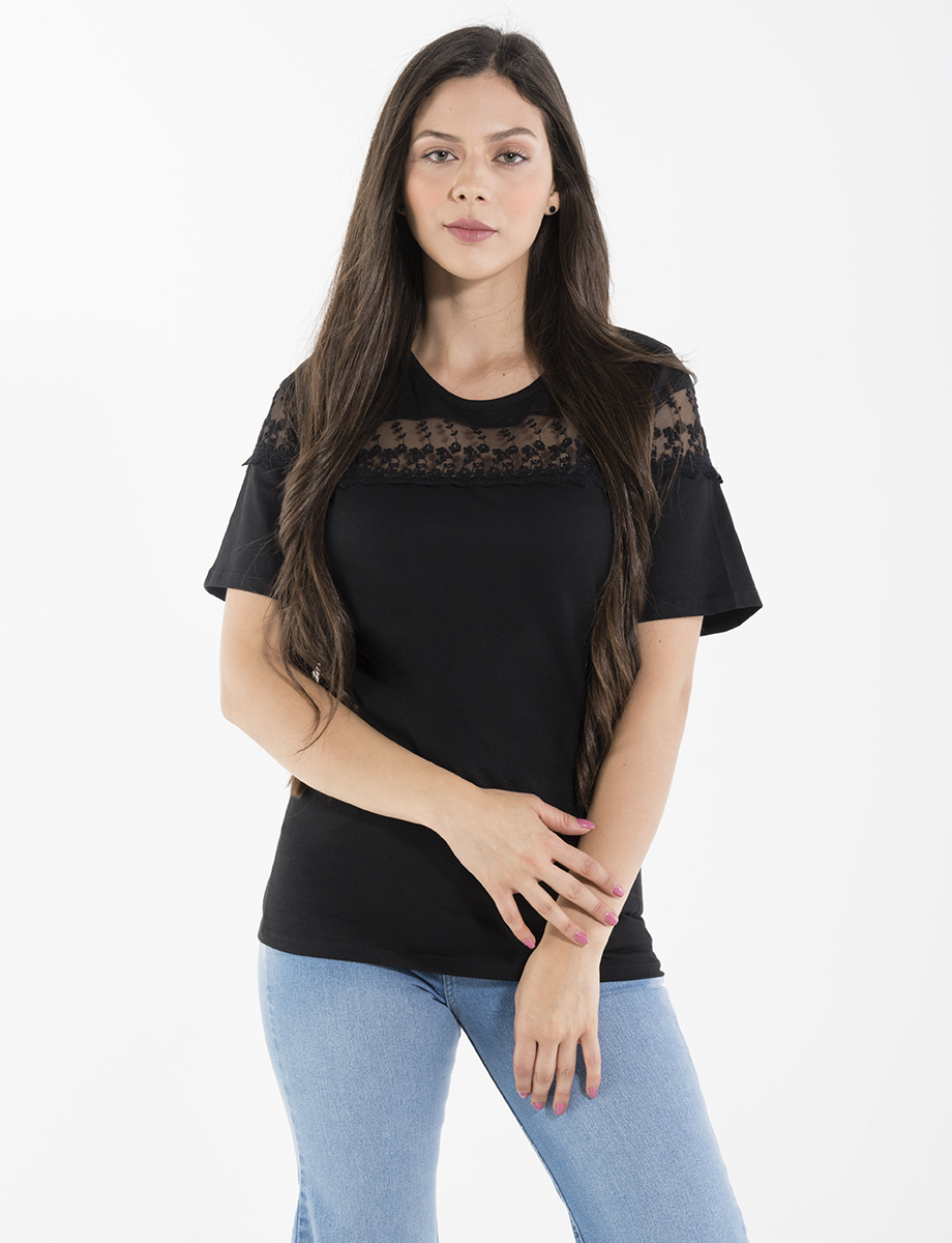 Camiseta clásica con encaje