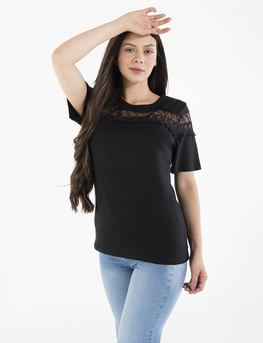 Camiseta clásica con encaje