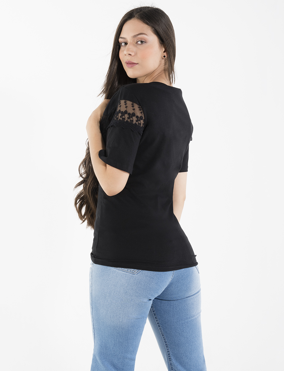 Camiseta clásica con encaje