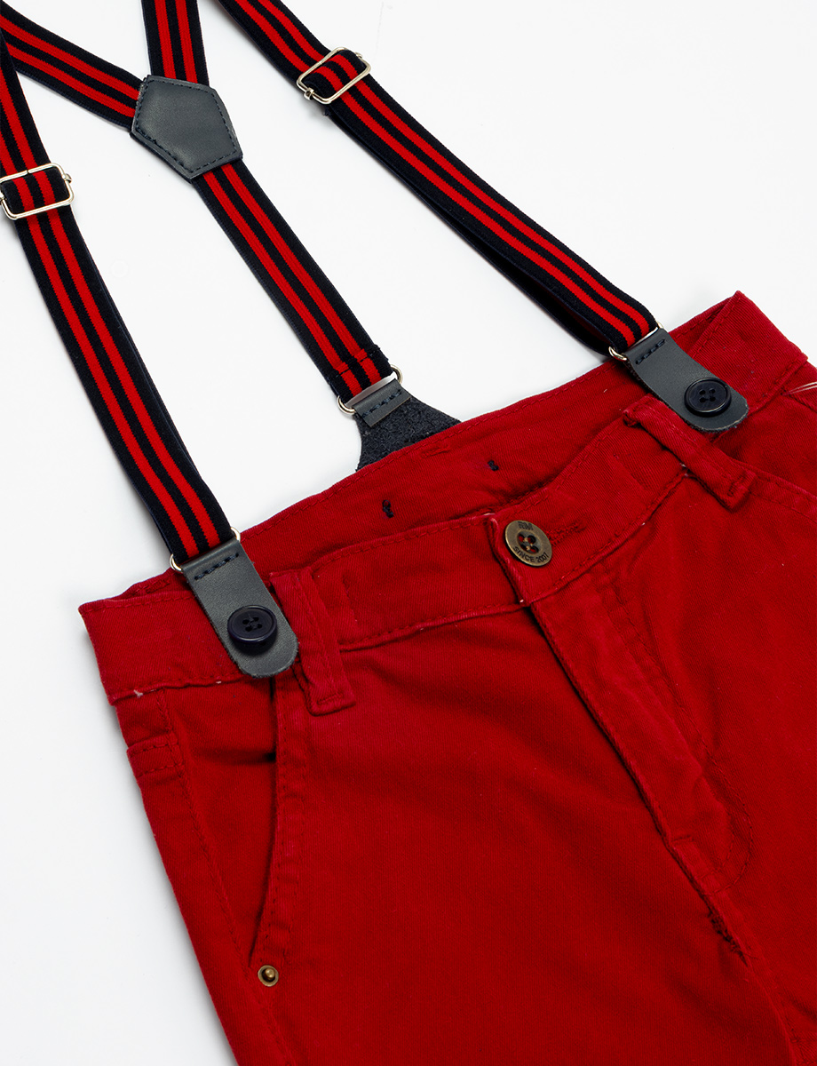 Pantalón casual con tirantes rojo