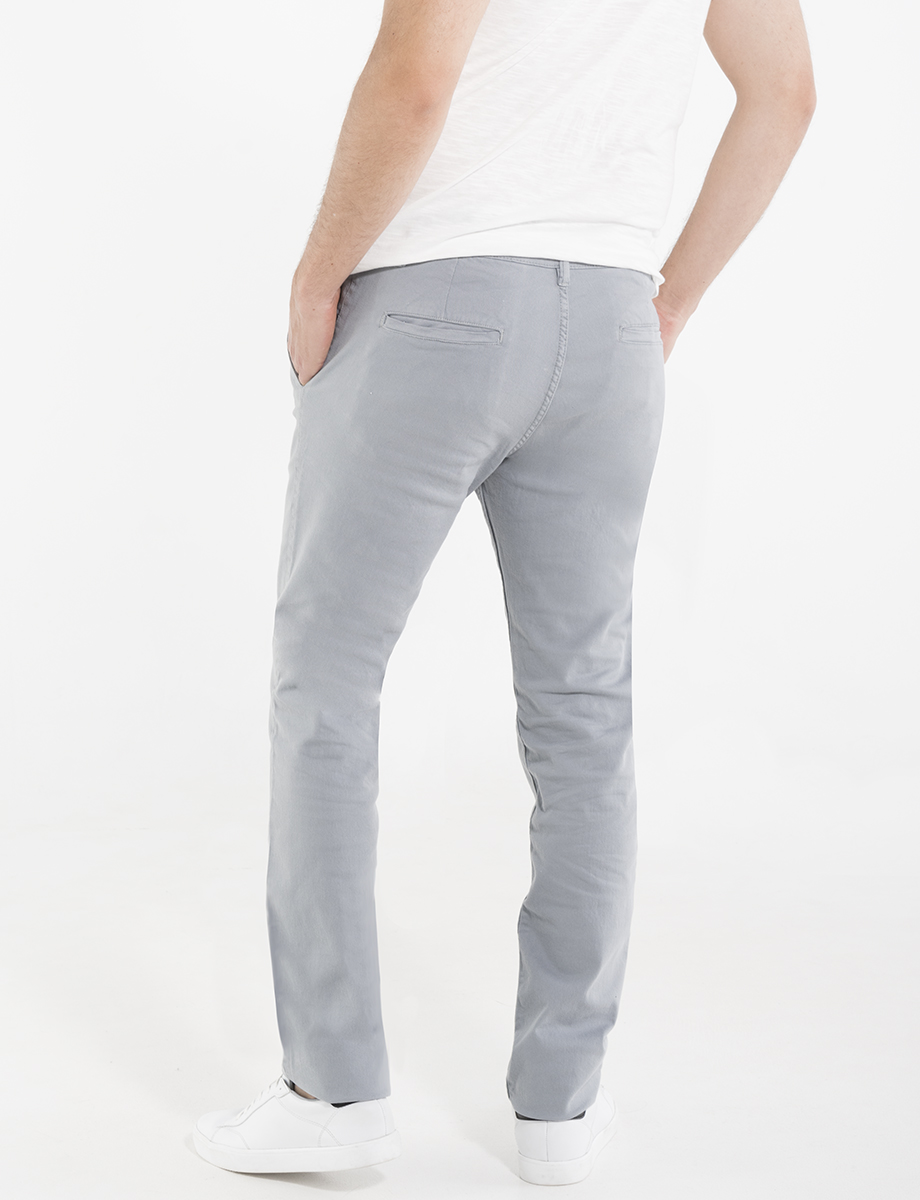 Pantalón chino tiro medio