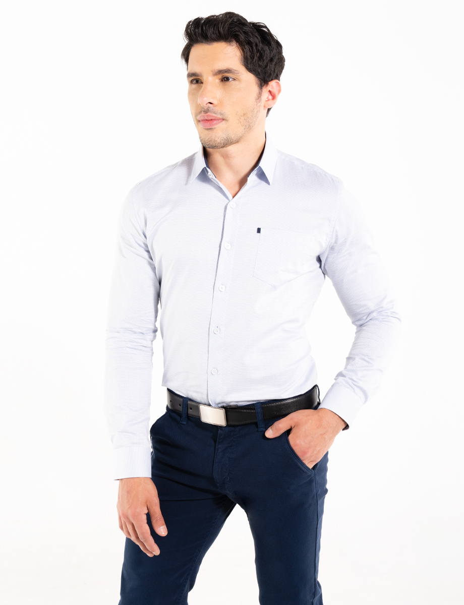 Camisa blanca con puntos