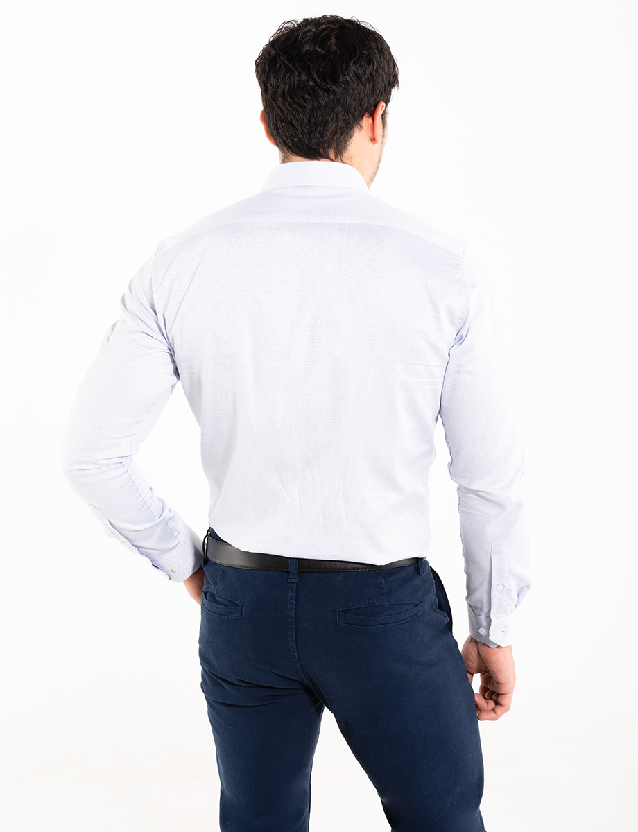 Camisa blanca con puntos