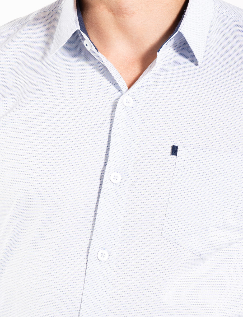 Camisa blanca con puntos