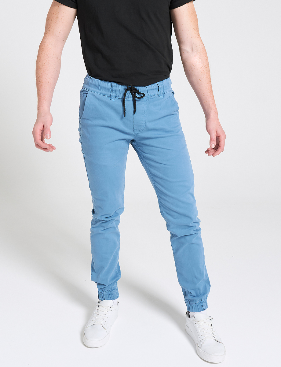 Jogger celeste tiro medio