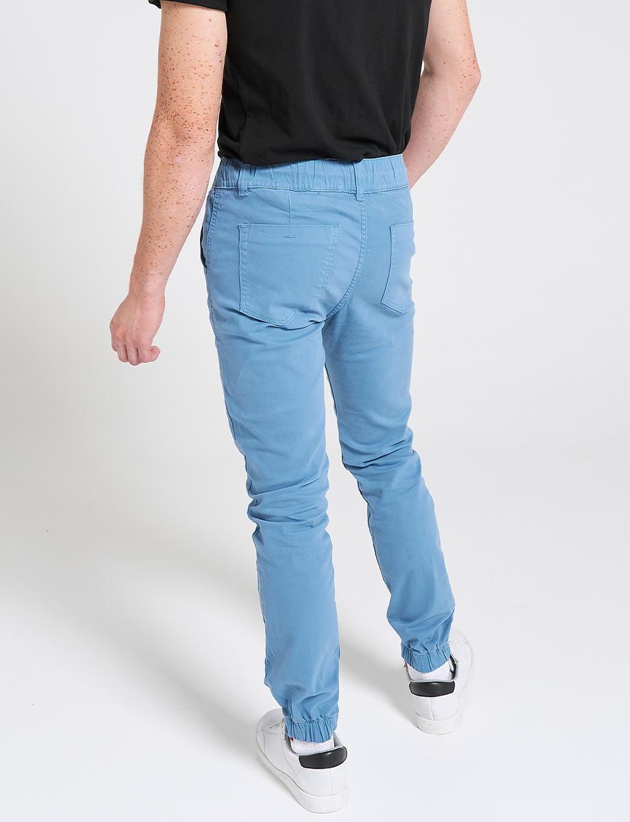 Jogger celeste tiro medio