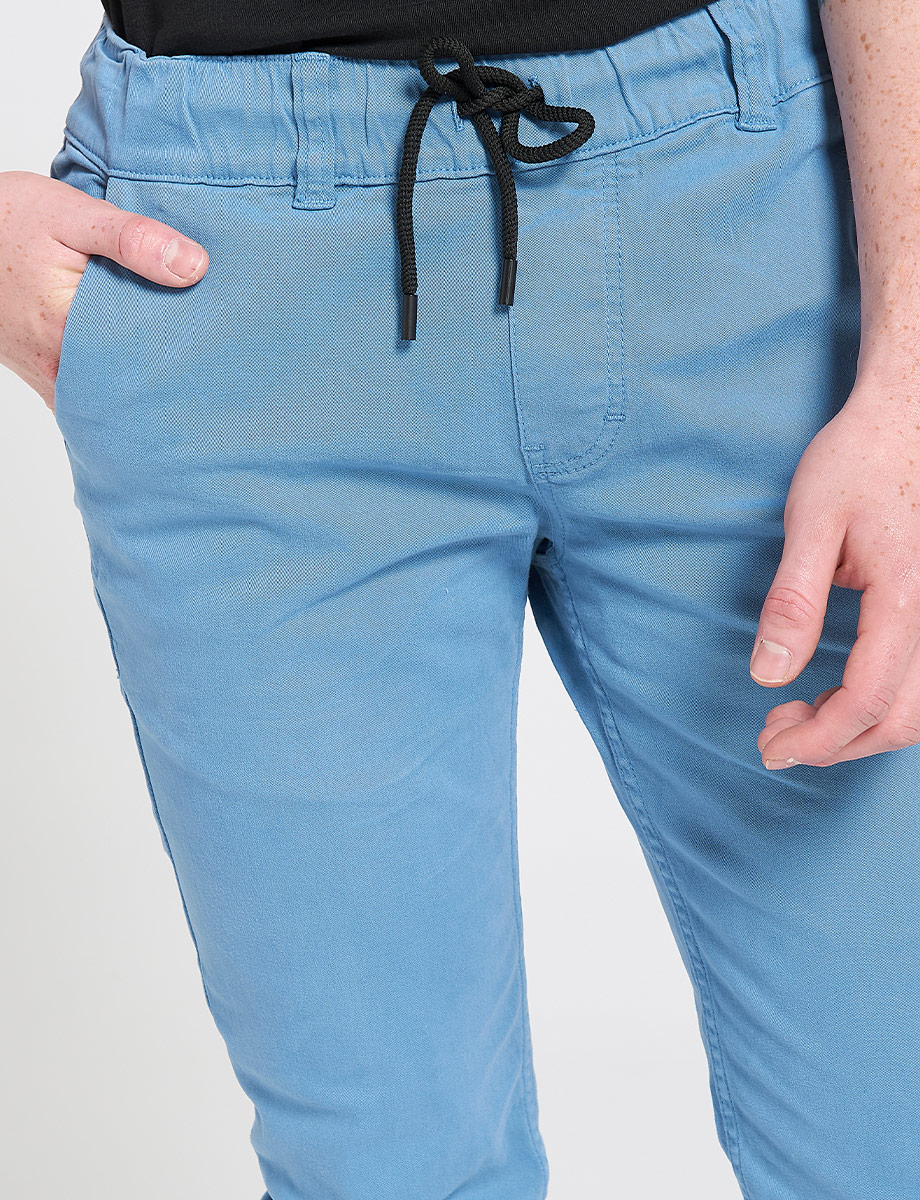 Jogger celeste tiro medio