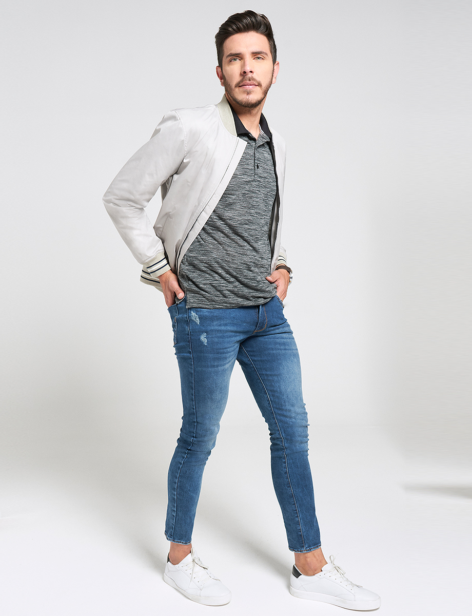 Jean azul medio con desgaste de color