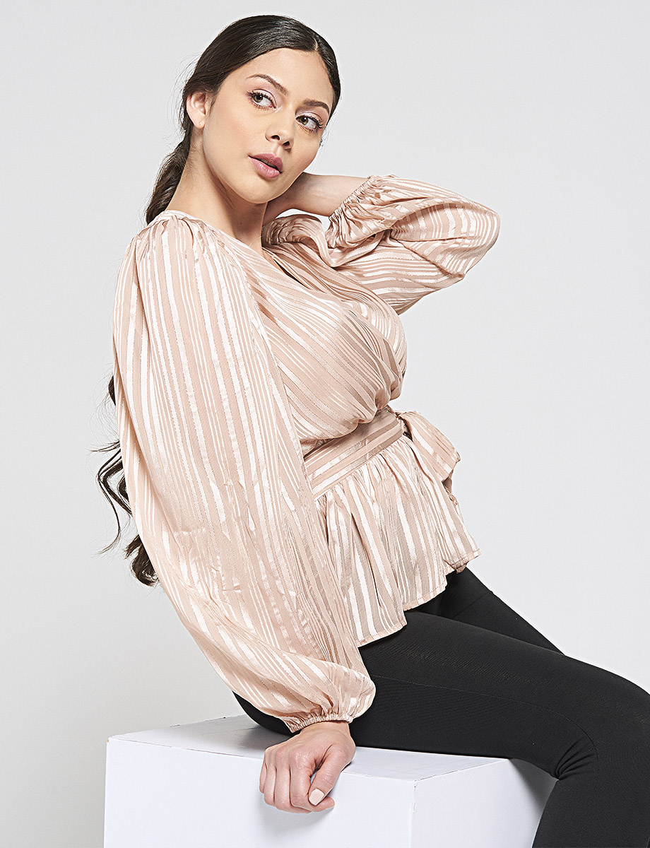 Blusa escote cruzado en v con amarre