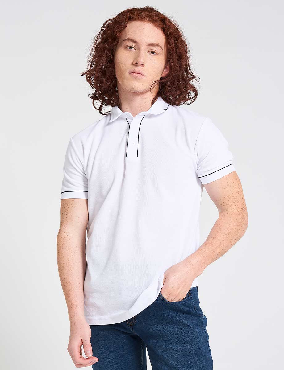 Camiseta polo blanco con detalle de color