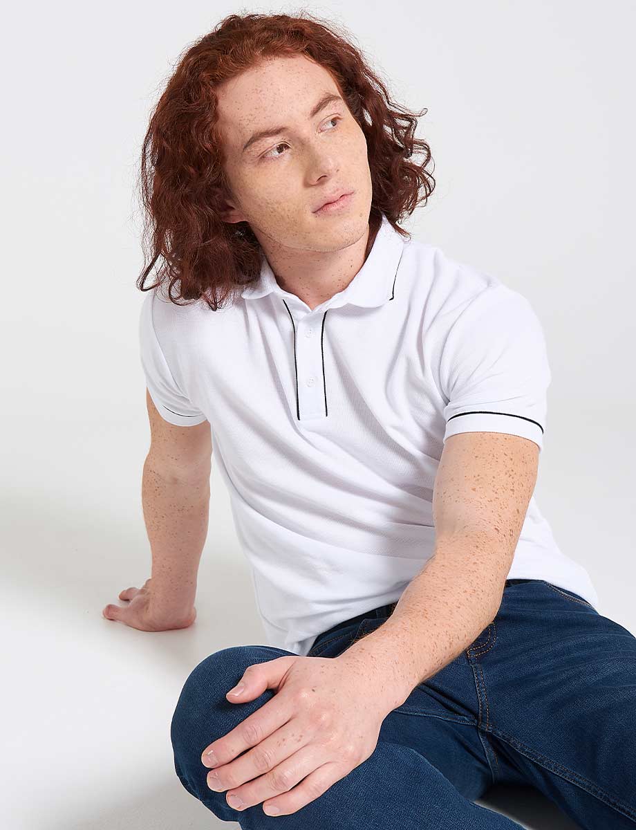 Camiseta polo blanco con detalle de color