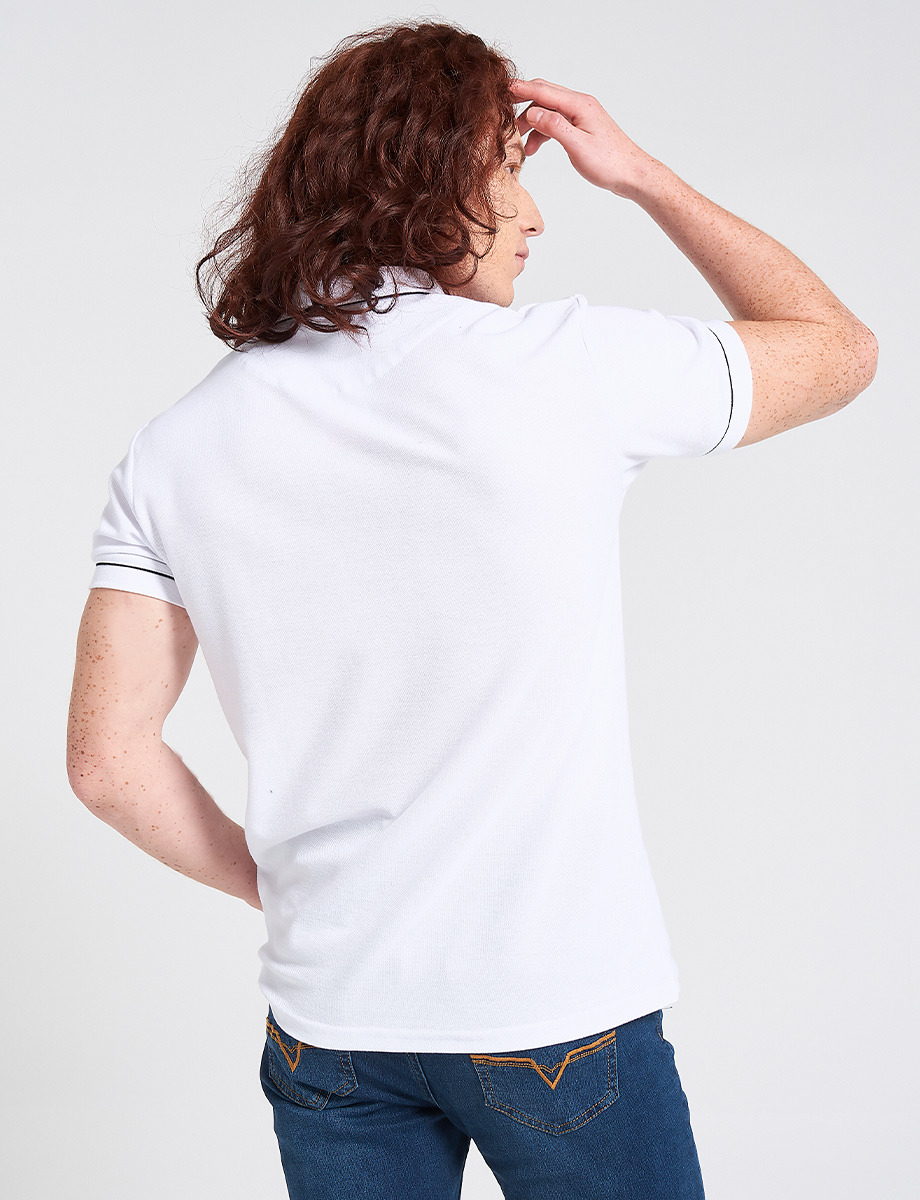 Camiseta polo blanco con detalle de color