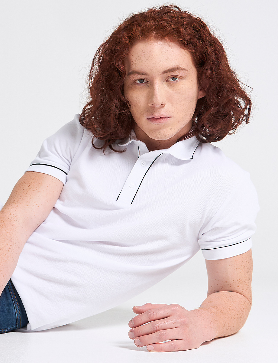 Camiseta polo blanco con detalle de color