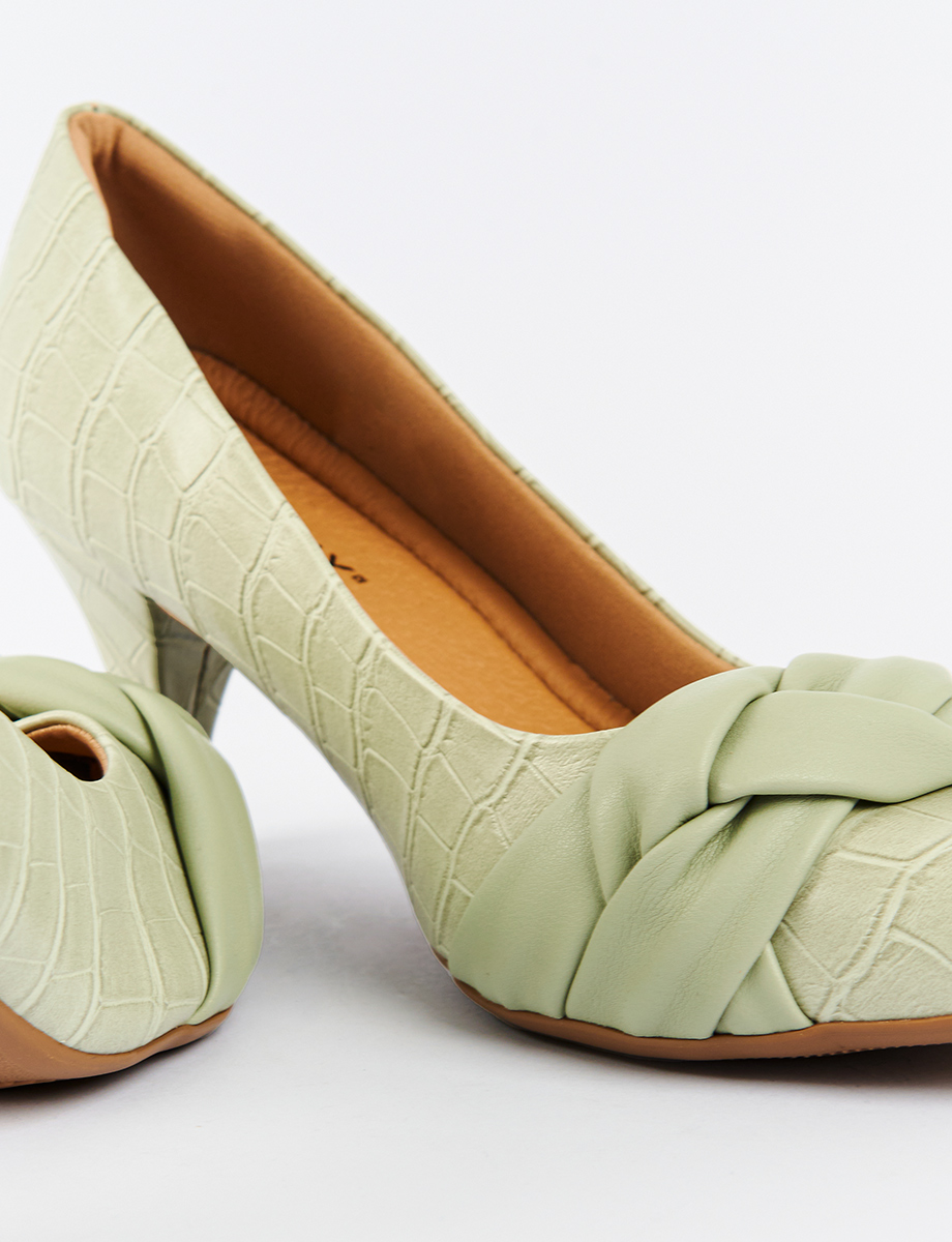Tacón fino verde con textura