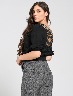 Blusa negra con diseño troquelado