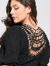 Blusa negra con diseño troquelado