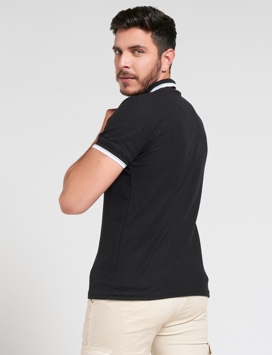 Polo negro con cierre