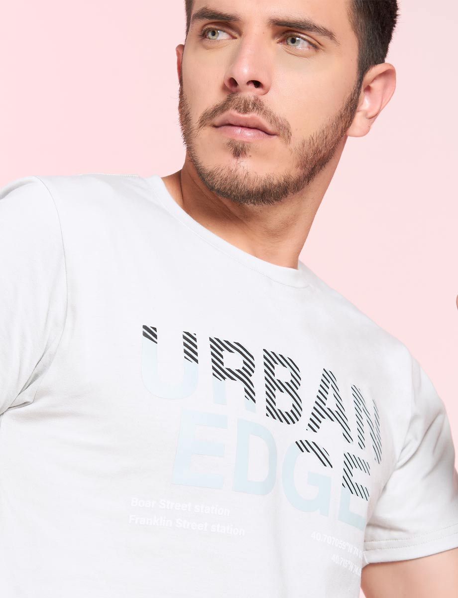 Camiseta con letras gris claro