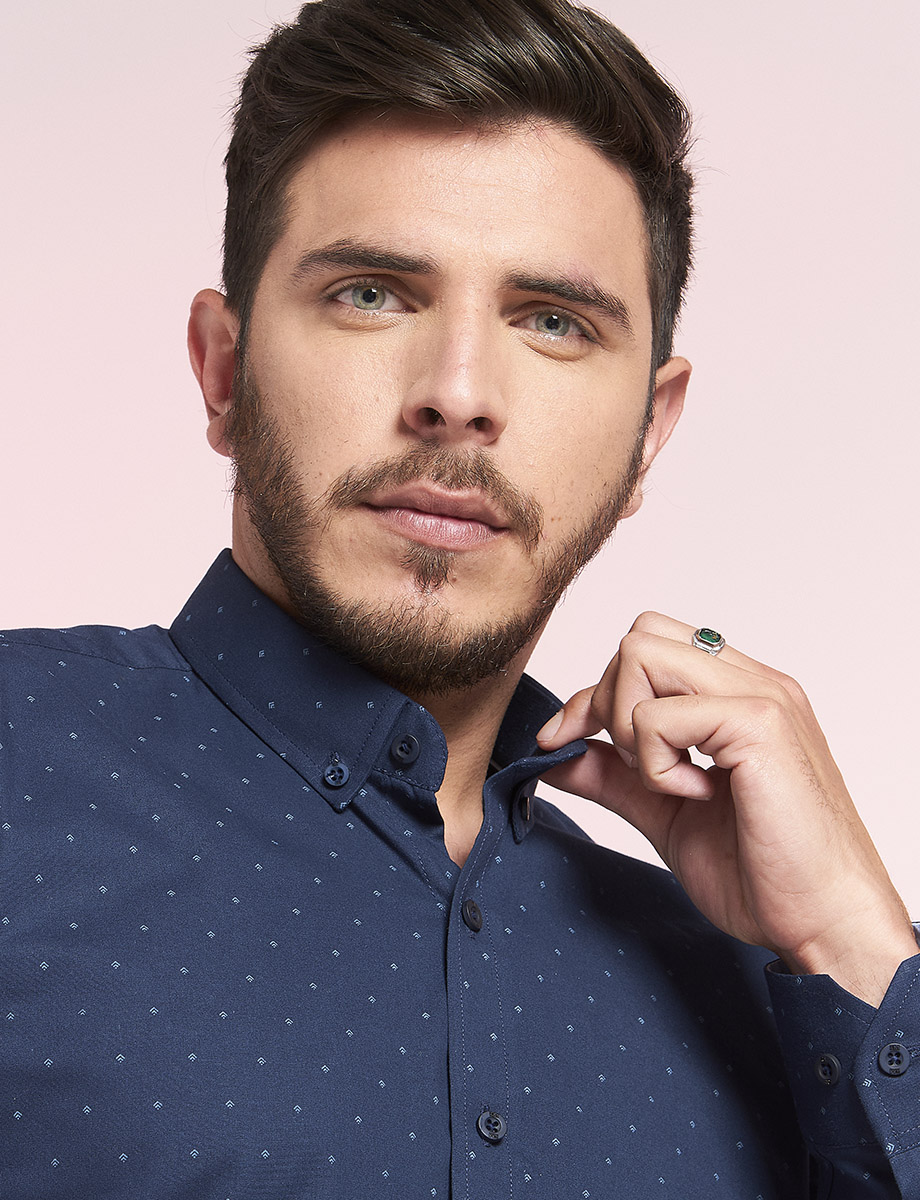 Camisa azul marino puntos