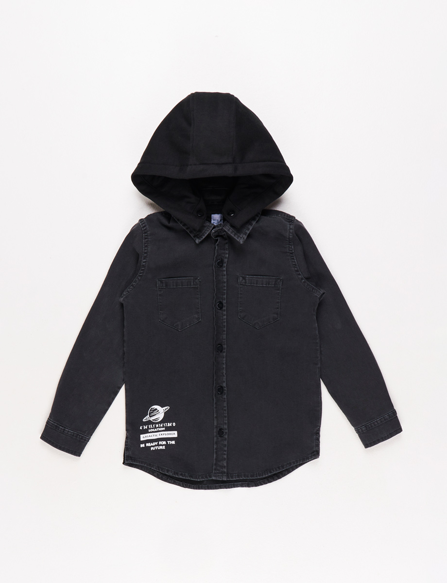 Camisa negra con capucha