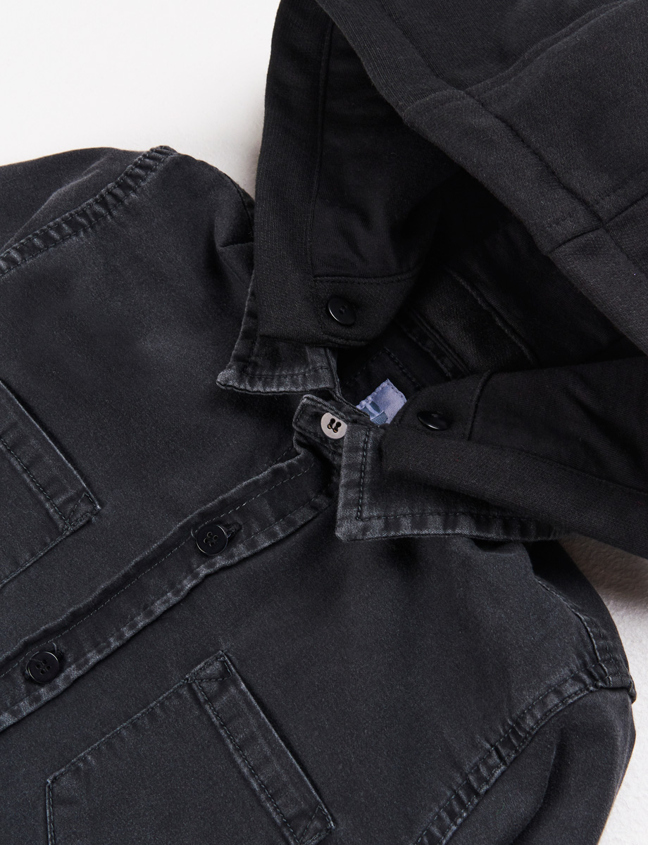 Camisa negra con capucha