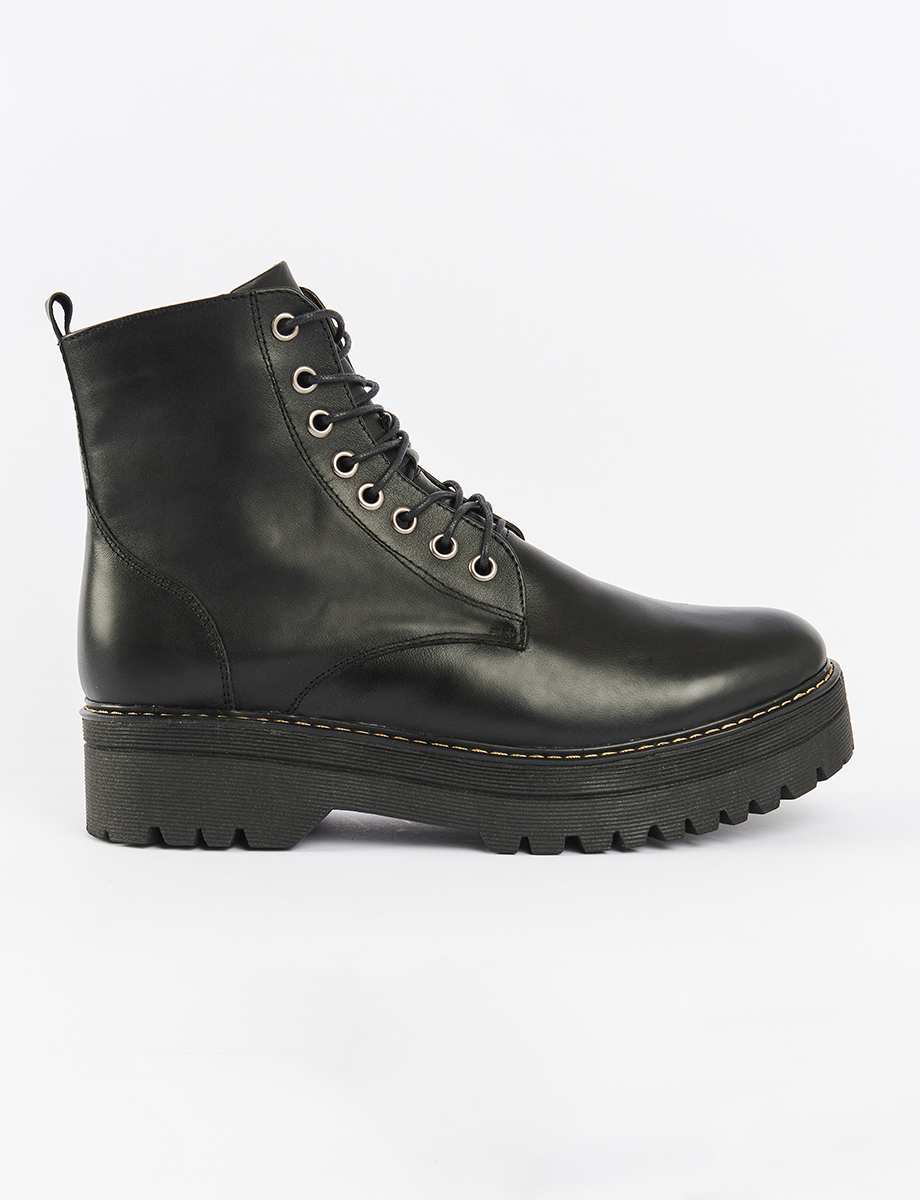 Bota negra con cordones