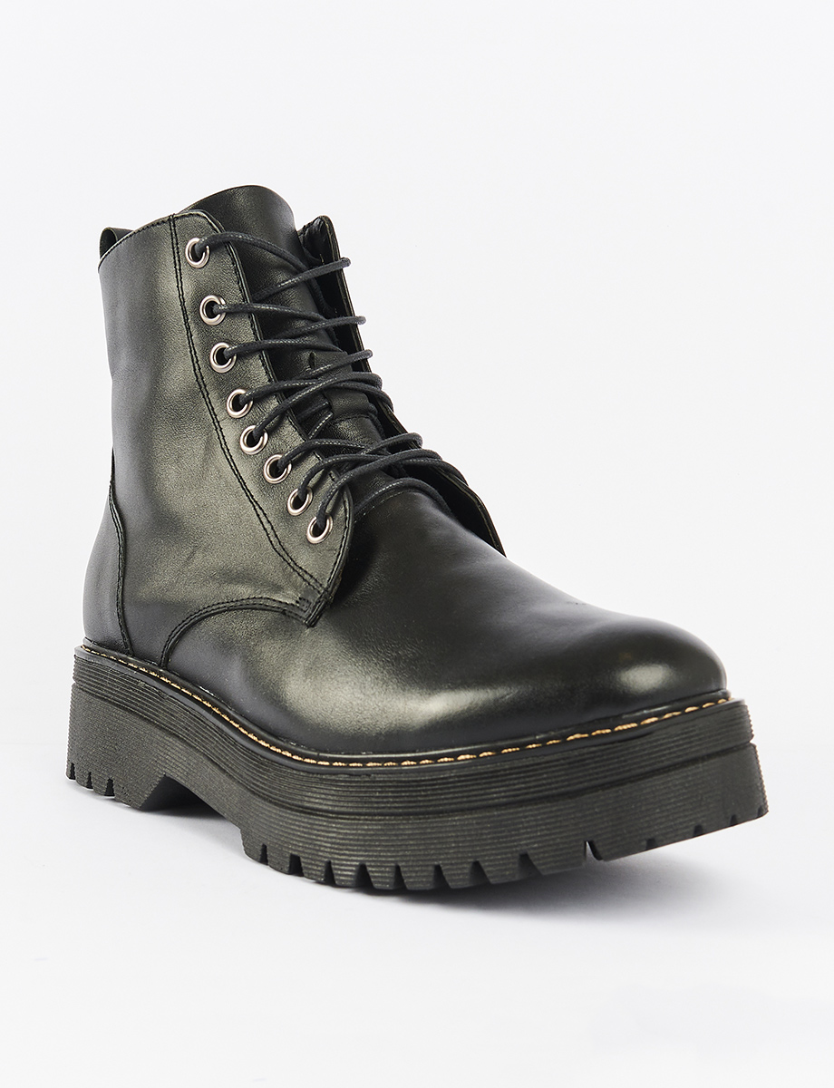 Bota negra con cordones