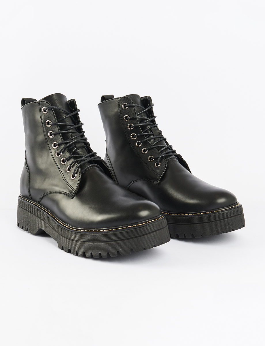 Bota negra con cordones