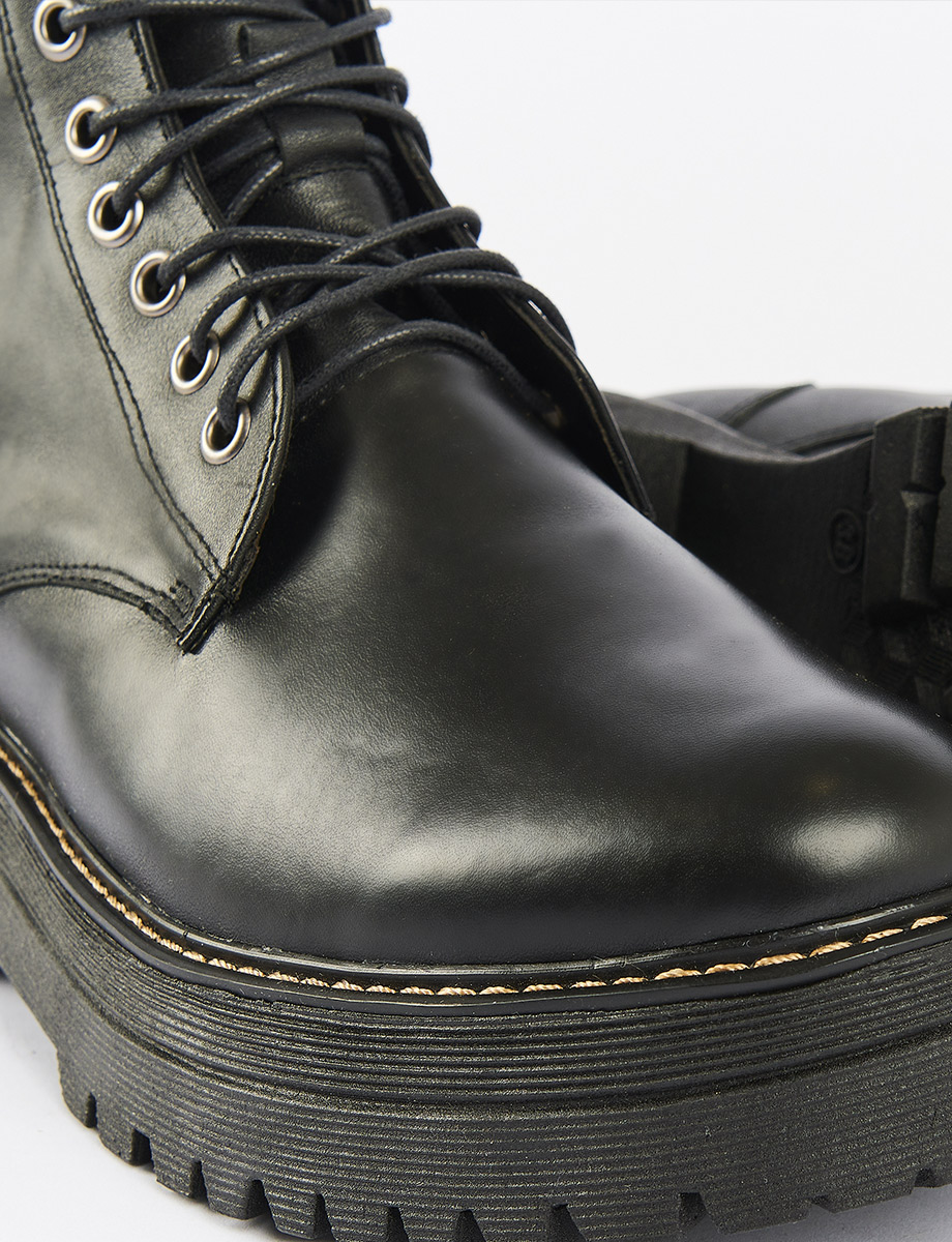 Bota negra con cordones